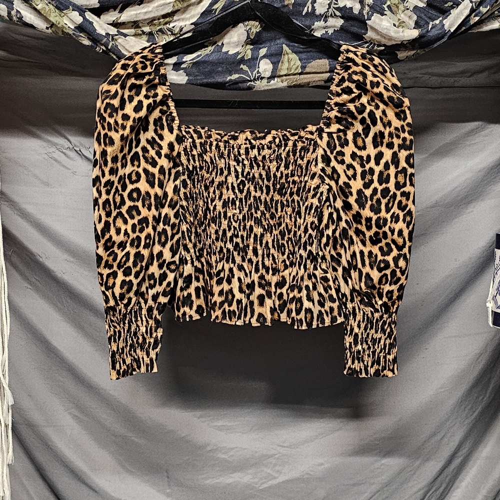 3/$25 🔥 Zara Leopard Print Balloon Sleeve Crop Top with Smocking size Medium